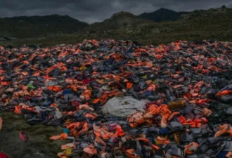 爱琴海上的绝望之岛：近8000难民滞留 进退维谷
