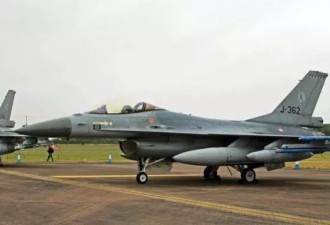 荷兰空军正欢迎首架F-35，消防员一个手抖...