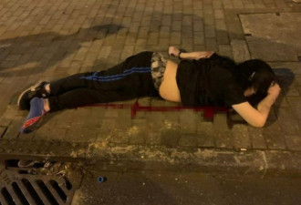 香港男子遭砍杀，坠楼倒卧血泊死亡