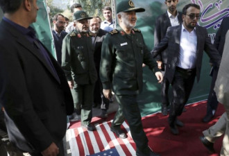 伊朗反美壁画再上新，美国国旗被狠狠踩在地上