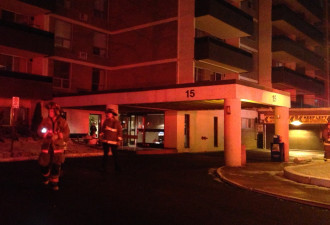 西区公寓火灾一名男子丧生女子受伤送医院