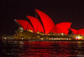澳大利亚学者痛骂中国！悉尼都被染红了！