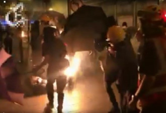 香港暴徒扔汽油弹,“同伙”被烧