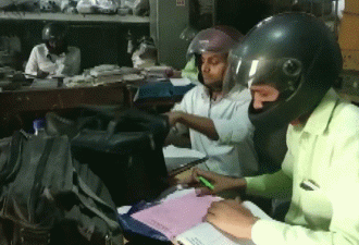 印度地方政府雇员戴头盔上班走红 原因是这个
