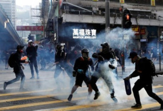 香港市民：我去买午餐的路上碰上发射催泪弹