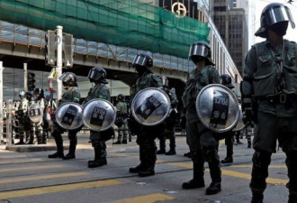 香港市民：我去买午餐的路上碰上发射催泪弹