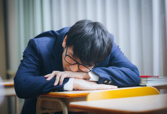 国中弟上课睡觉被叫醒暴怒 将女老师打骨折