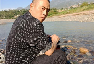 夫妻勇救溺水少年，当浮上水面仅剩两人