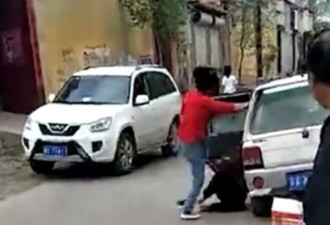 女子当街脚踹养母 遭村民殴打砸车教训