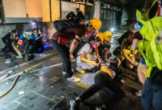 香港局势：学生抵抗 白领上街 一老者死亡