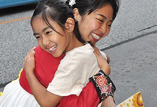 韩国25岁女子纵贯日本求抱抱 祈愿韩日友好