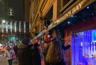 全民围观！Hudson Bay百年历史的圣诞窗揭幕