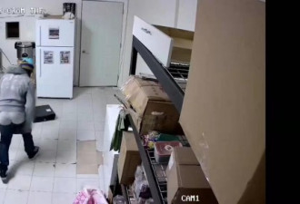 视频曝光! 密市中餐馆被破门抢劫 歹徒狠摔钱箱