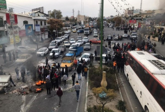 伊朗上调油价引暴乱，加油站被烧空