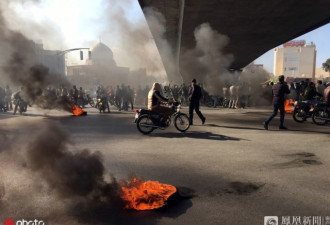 伊朗上调油价引暴乱，加油站被烧空