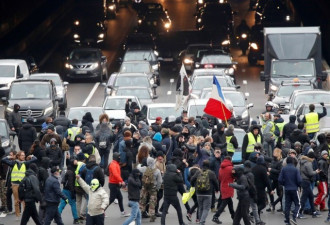 法国多地爆发黄背心周年抗议 警方逮捕147人