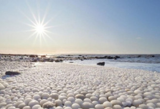 芬兰现罕见奇景 数千万“冰蛋”占领海滩