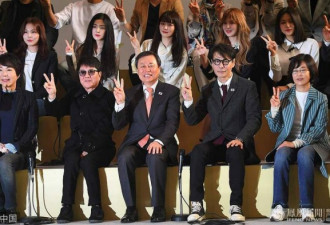 韩国艺术团抵达机场 准备启程赴朝鲜演出