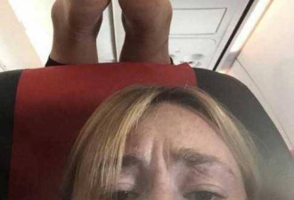 女子坐飞机头顶被搁一双臭脚 发帖求助 空乘呢