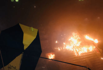 香港再现连环爆炸，行人天桥遭焚毁