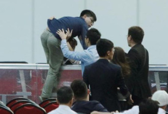 为暴徒拉票怒喷法官 黄之锋这两天有点儿狂
