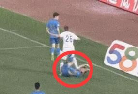中国足坛现丑陋一幕！球员竟被对手恶意踩脸