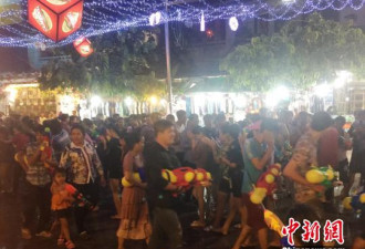 柬埔寨新年成国际狂欢派对 本地民众偷闲出游