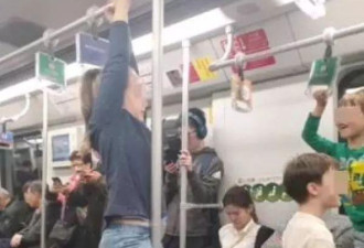 上海地铁外籍儿童站座打闹宛如窜天猴