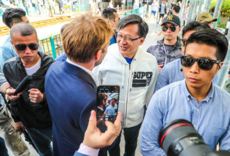 何君尧香港街头拉票 遇英国政客现身砸场子