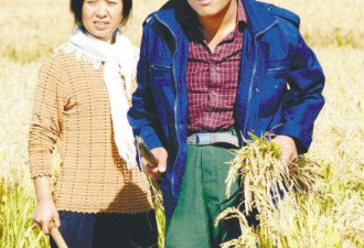 刘小光近照罕曝光，单膝跪地卖力演唱
