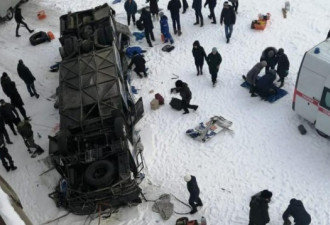 悲剧！俄罗斯大巴从6米高桥上坠河 19死21伤