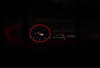 波音737降落机场刮擦地面，机身喷火乘客受伤