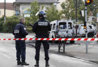 法国警察突遭伏击，6辆车遭焚毁