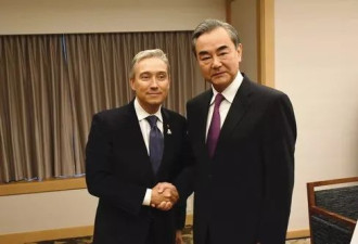 王毅在日本会见加拿大新任外长商鹏飞