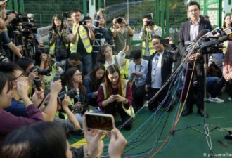 香港泛民派翻转区议会 或将影响特首选举