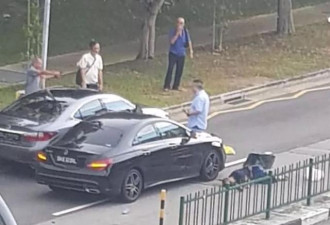 新加坡64岁老人与奔驰车相撞，急救途中惨死