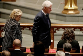 芭芭拉·布什葬礼上一幕：四位第一夫人同框