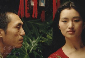 巩俐张艺谋26年前合影曝光 那时女神清纯