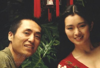 巩俐张艺谋26年前合影曝光 那时女神清纯