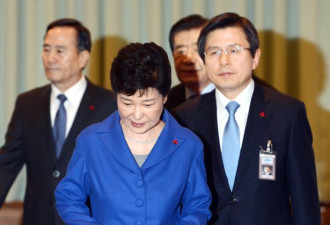 韩总统热门人选青瓦台前绝食8天后，不省人事