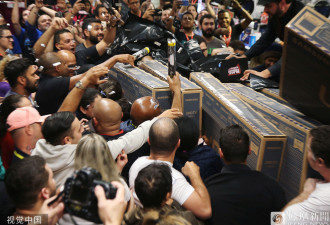 巴西消费者“黑五”抢购电视机 现场火爆