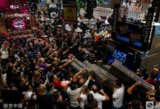 巴西消费者“黑五”抢购电视机 现场火爆