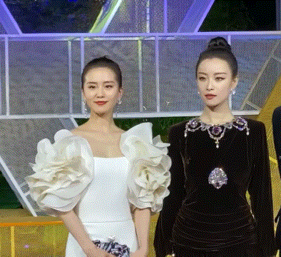 一露胸就被骂！中国女明星被逼成“良家妇女”