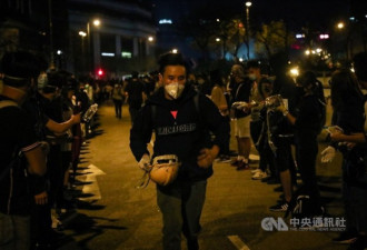 多方营救香港理大受困示威者 数十名学生离开
