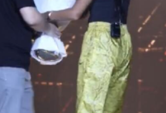 女星演出险遭强吻？陌生男士上台试图亲密接触
