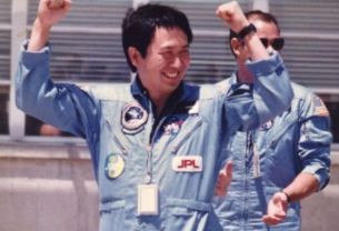 首进太空的华人 提前杨利伟18年把红旗送太空