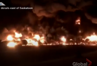 加拿大油罐火车脱轨并起火 火光冲天浓烟弥漫