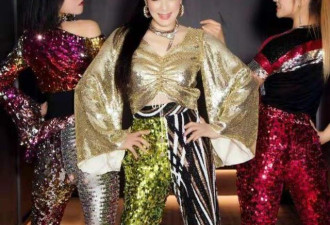 钟丽缇加拿大看望女儿和准女婿，合照似同龄人