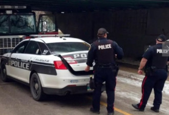 惊险！疯汉偷消防车 在温尼伯市中心横冲直撞…