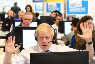 英首相为大选拉票却不会打电话，教了也学不会